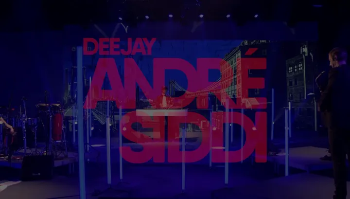 DJ Andre Siddi bei einem Auftritt in einer modernen Lounge.